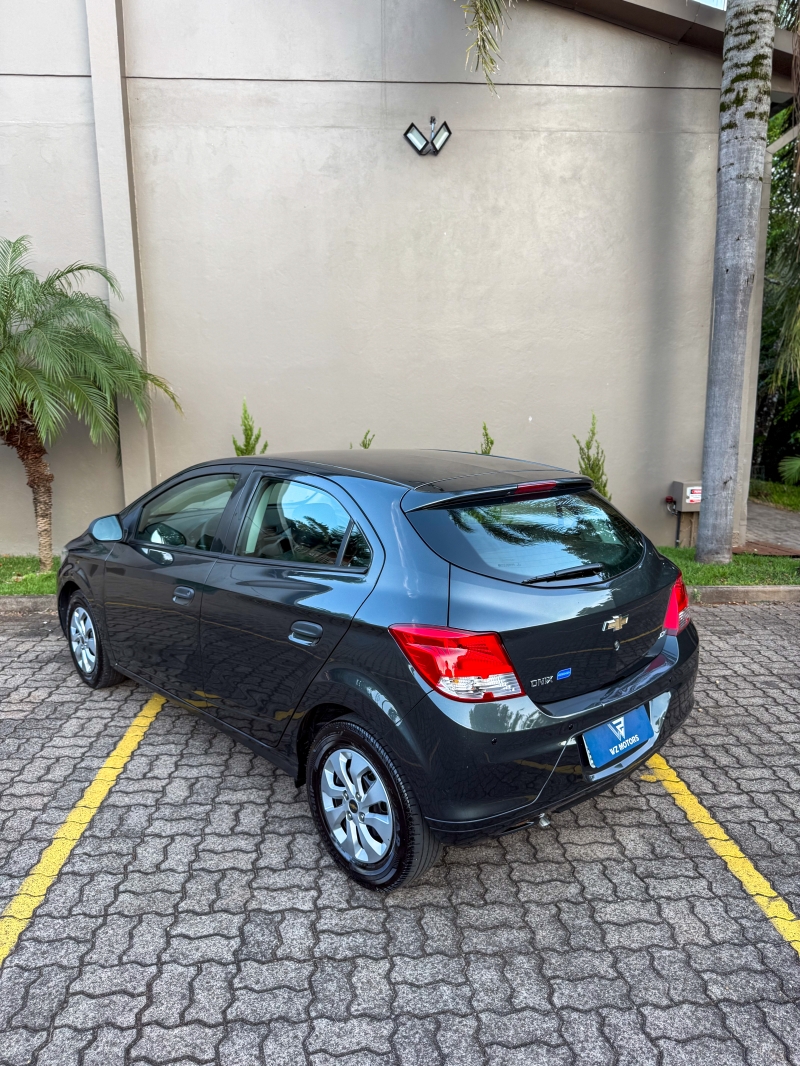 GM - Chevrolet ONIX HATCH Joy 1.0 8V Flex 5p Mec.
